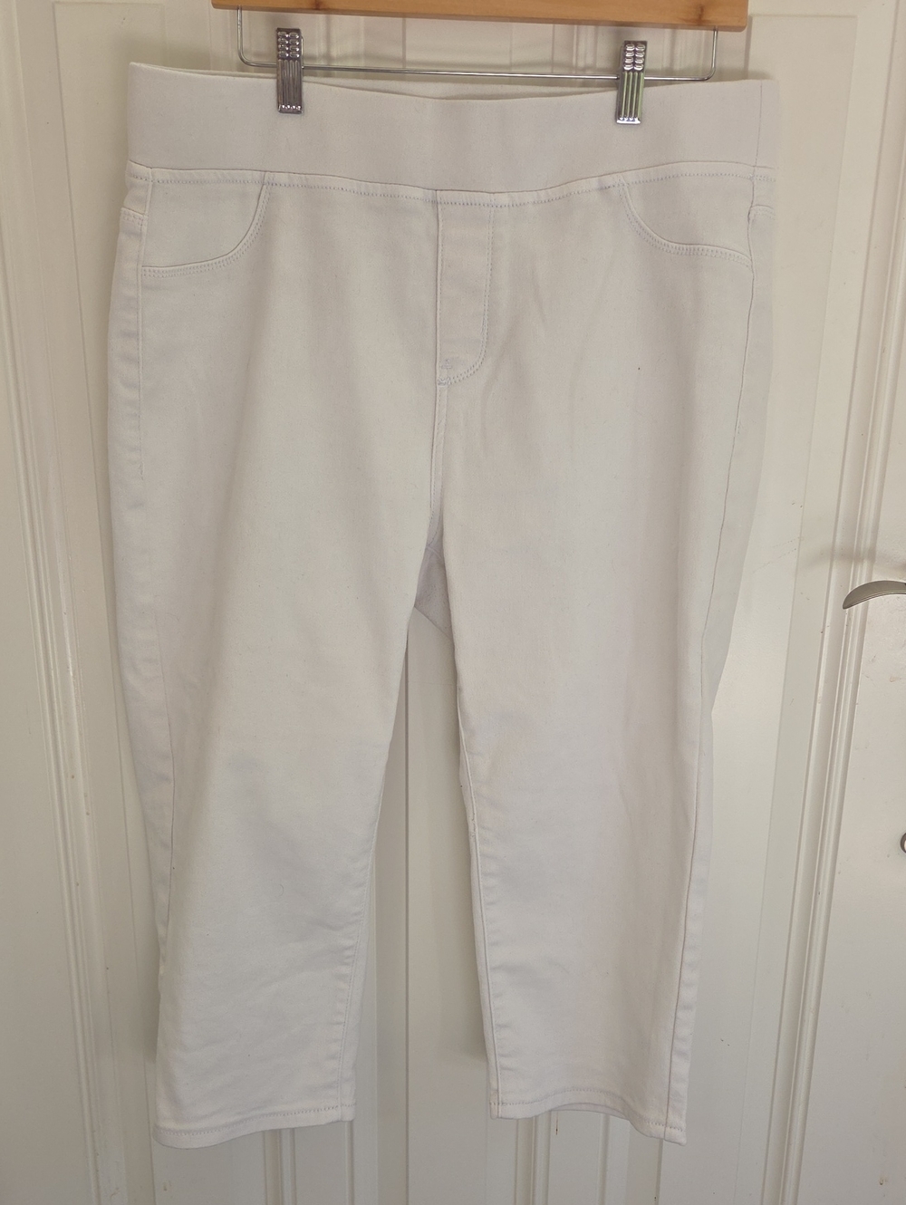 Avenue Denim Capri White Size 16